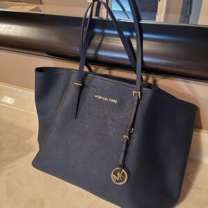 Michael Kors Jet Set Medium Saffiano Leather Top-Zip Tote Bag
